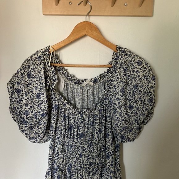 Beautiful puff sleeve prairie dress - Picture 2 of 4